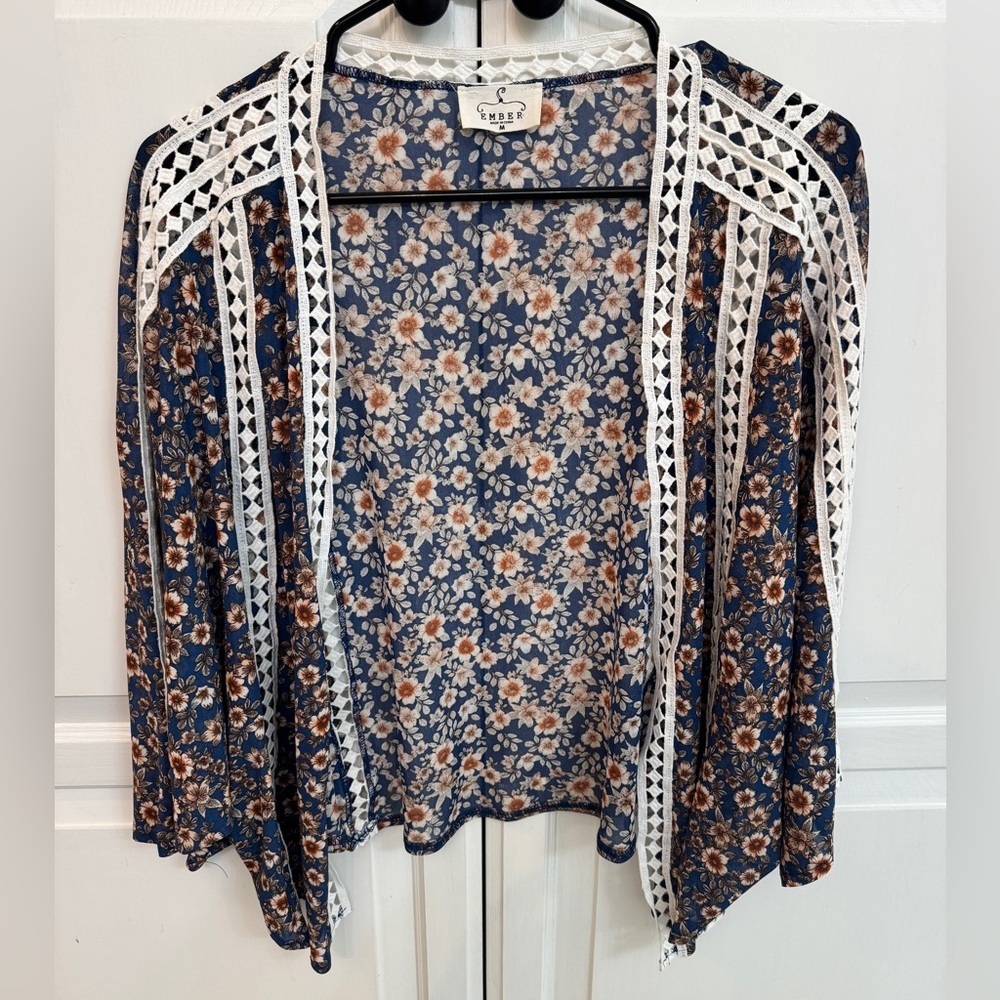 Floral Cottagecore Blue and White Open Cardigan with Lace Size M.